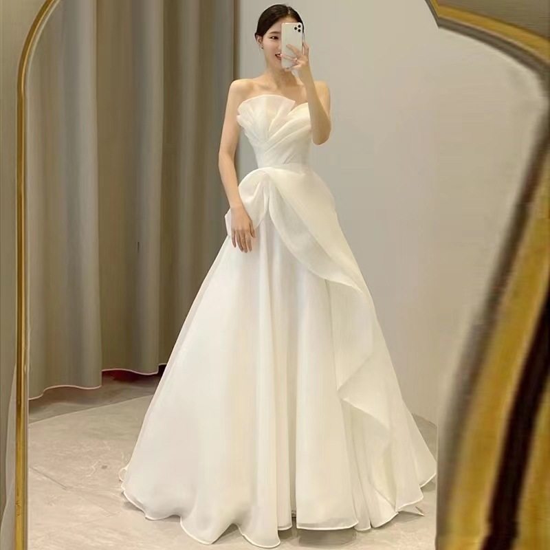 抹胸轻婚纱2025新款新娘法式轻奢旅拍简约白纱裙出门纱迎宾纱仙气