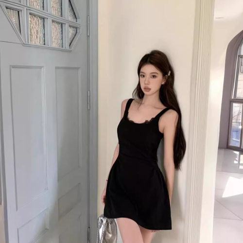 白色蕾丝花边吊带裙女装夏季法式气质褶皱收腰显瘦A字无袖短裙子
