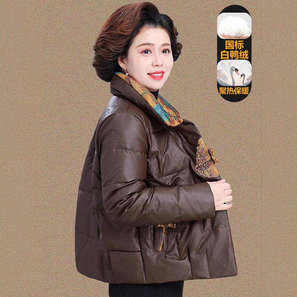 新中式妈妈羽绒服短款外套2025新款中老年洋气轻便免洗pu皮棉袄女