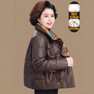 新中式妈妈羽绒服短款外套2025新款中老年洋气轻便免洗pu皮棉袄女