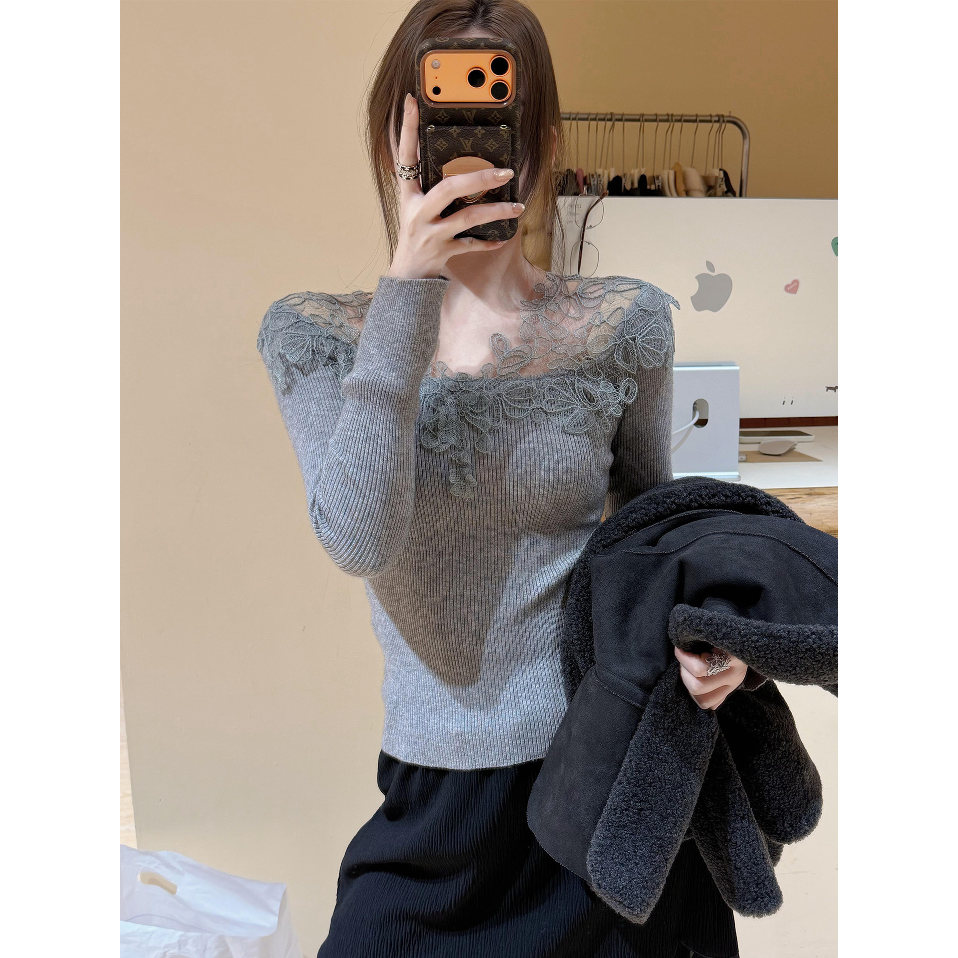 纯欲风V领蕾丝拼接打底上衣女春装秋冬内搭长袖修身辣妹针织毛衣