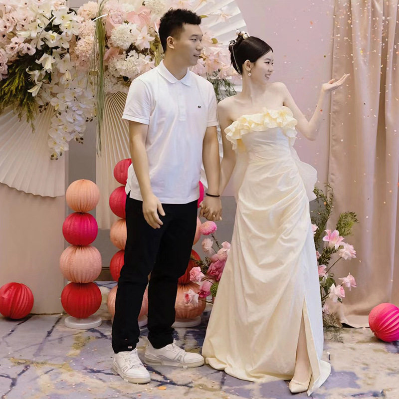 森系抹胸轻婚纱气质新娘超仙订婚结婚缎面礼服简约迎宾旅拍出门纱图片