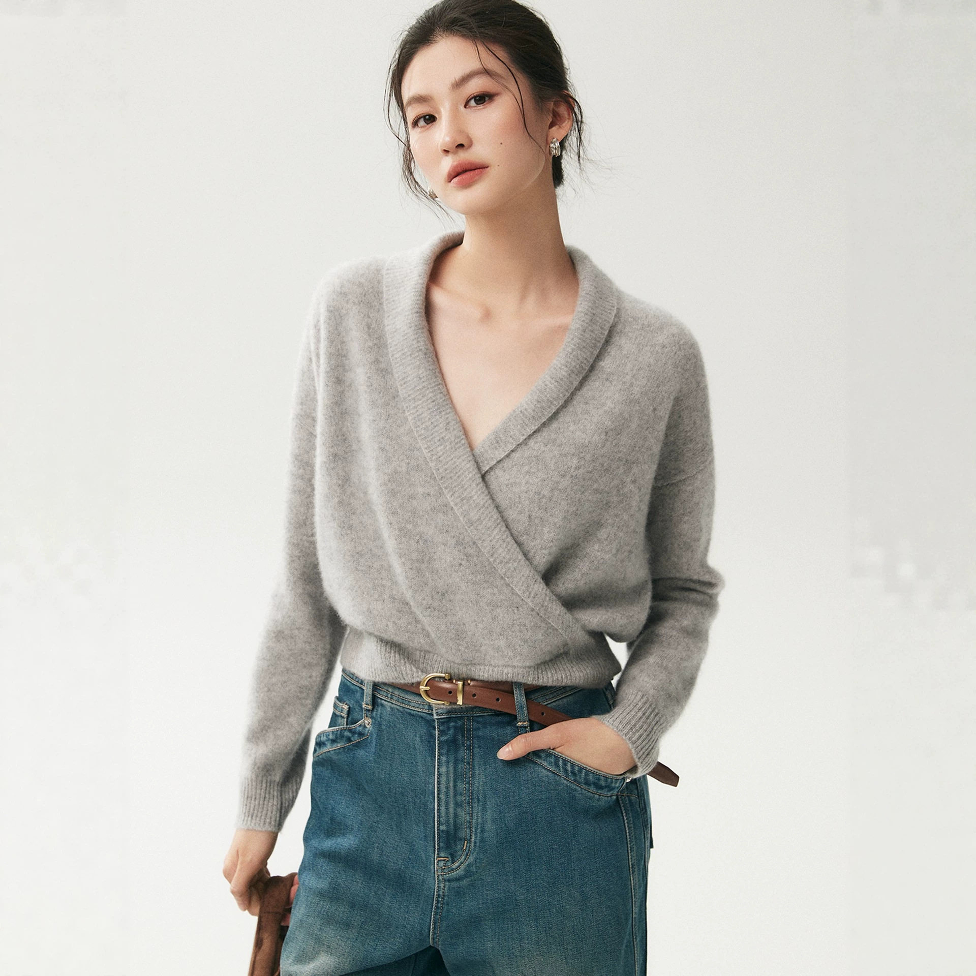 法式设计感2026年秋季新款羊绒衫女款V领交叉短款针织衫长袖毛衣