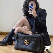 2024新款 黑石真皮大容量肩斜挎软包 百搭小众品牌街拍箭头包设计款