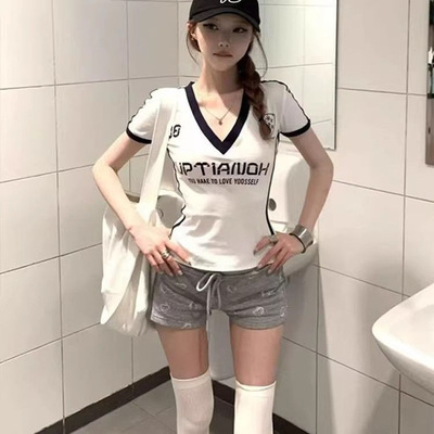 美式收腰V领修身短袖正肩球衣t恤女夏季甜辣妹设计感小众短款上衣