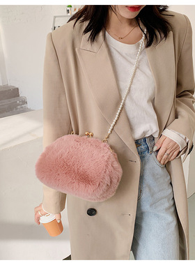 新款时尚秋冬级感肩百搭毛绒包女斜跨手提贝壳口红包百搭洋气小众