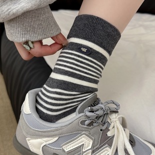 ins复古拼色条纹egg植绒纽扣无骨中筒袜堆堆袜子女日系百搭堆堆袜