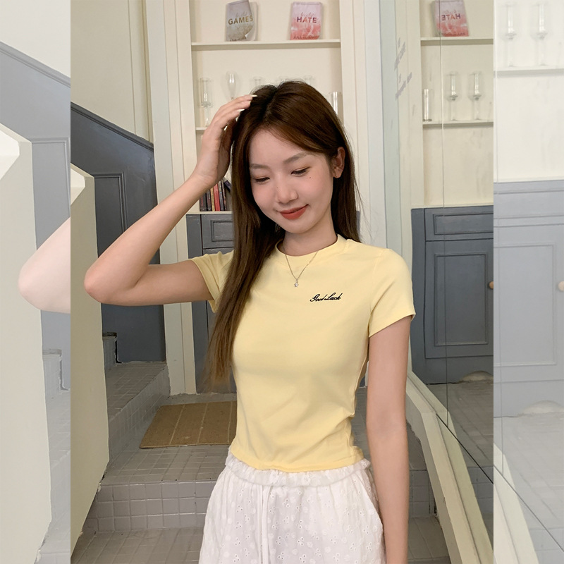 奶黄色刺绣蕾丝下摆短袖T恤女2025夏季新款修身显瘦短款正肩上衣