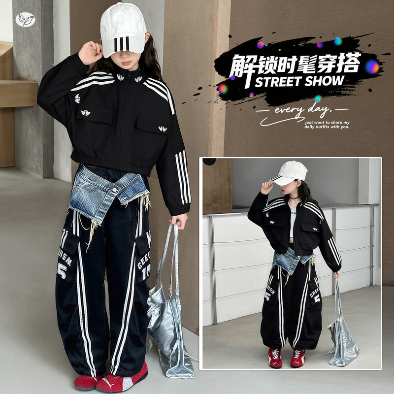女童2025年春秋新款潮酷条纹上衣牛仔屁帘夹克工装裤两件套套装潮，童装休闲套装，祺儿童装