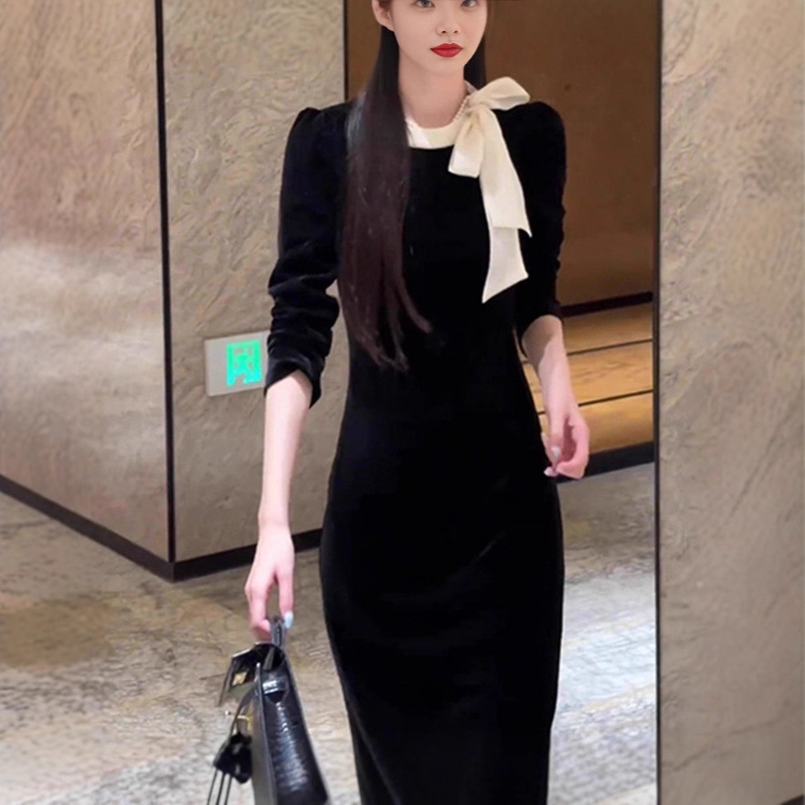 秋冬2025年新款法式赫本风黑色丝绒连衣裙气质显瘦过膝内搭长裙子