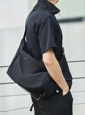 囯潮品牌日系肩包潮流休闲斜挎包黑色学生运动邮差包大容量男女款