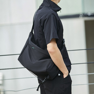 囯潮品牌日系肩包潮流休闲斜挎包黑色学生运动邮差包大容量男女款