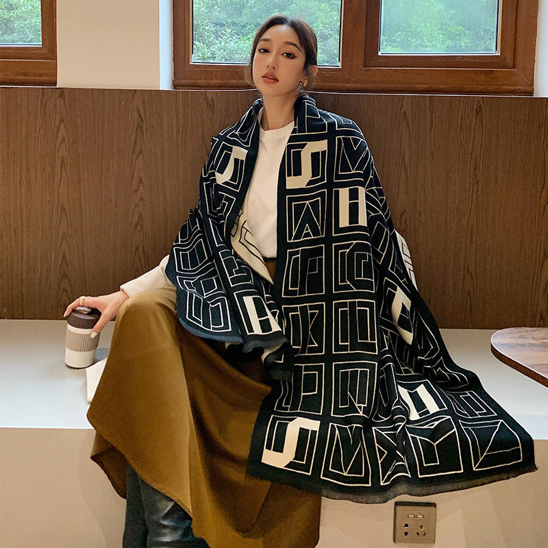 韩版百搭长款女士空调披肩围脖2025秋冬款几何加厚仿羊绒围巾女