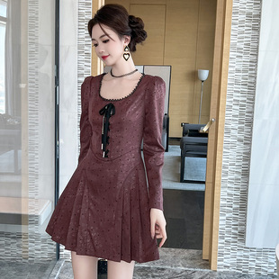 茶歇a字短裙2025秋冬装新款女装法式复古方领褶摆收腰连衣裙21497