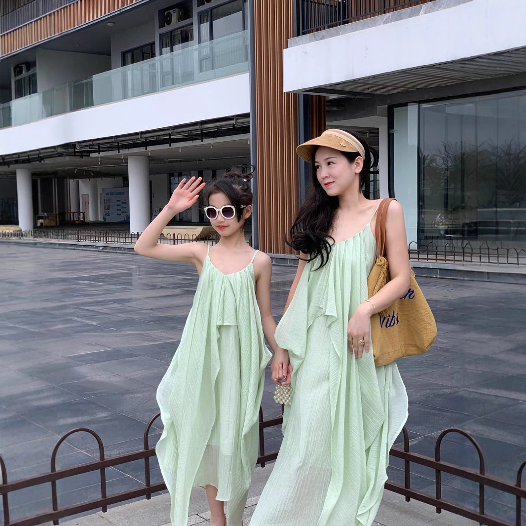 三亚海边度假2026夏亲子装绿色V领吊带连衣裙母女裙沙滩露背长裙
