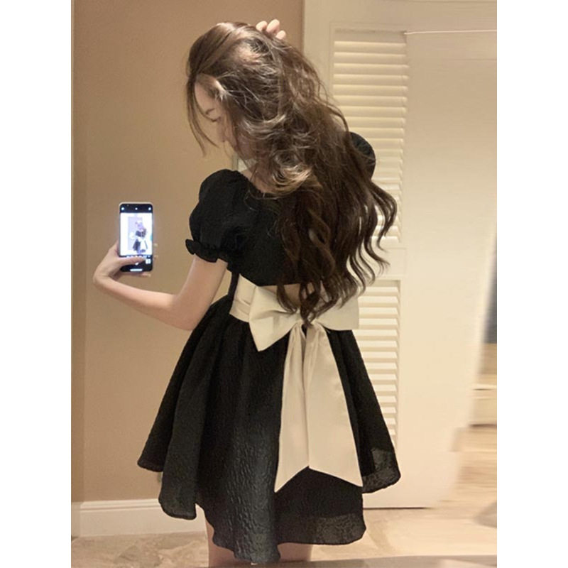 泡泡袖连衣裙女夏季方领小黑裙子设计感小个子后背蝴蝶结蓬蓬短裙