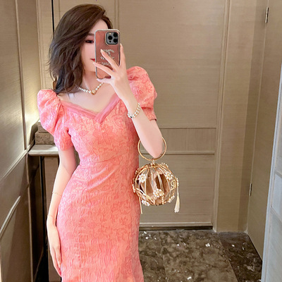 高端精致粉色泡泡袖连衣裙女2025夏季新款气质V领提花鱼尾礼服裙