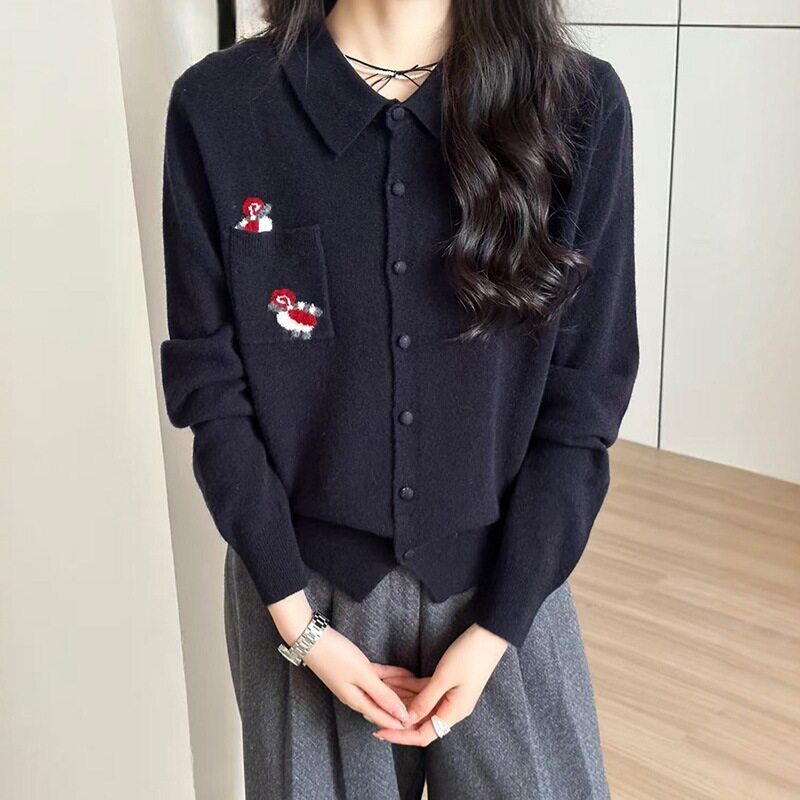 2025秋冬新款小鸟刺绣口袋翻领针织开衫洋气显瘦复古毛衣外套女