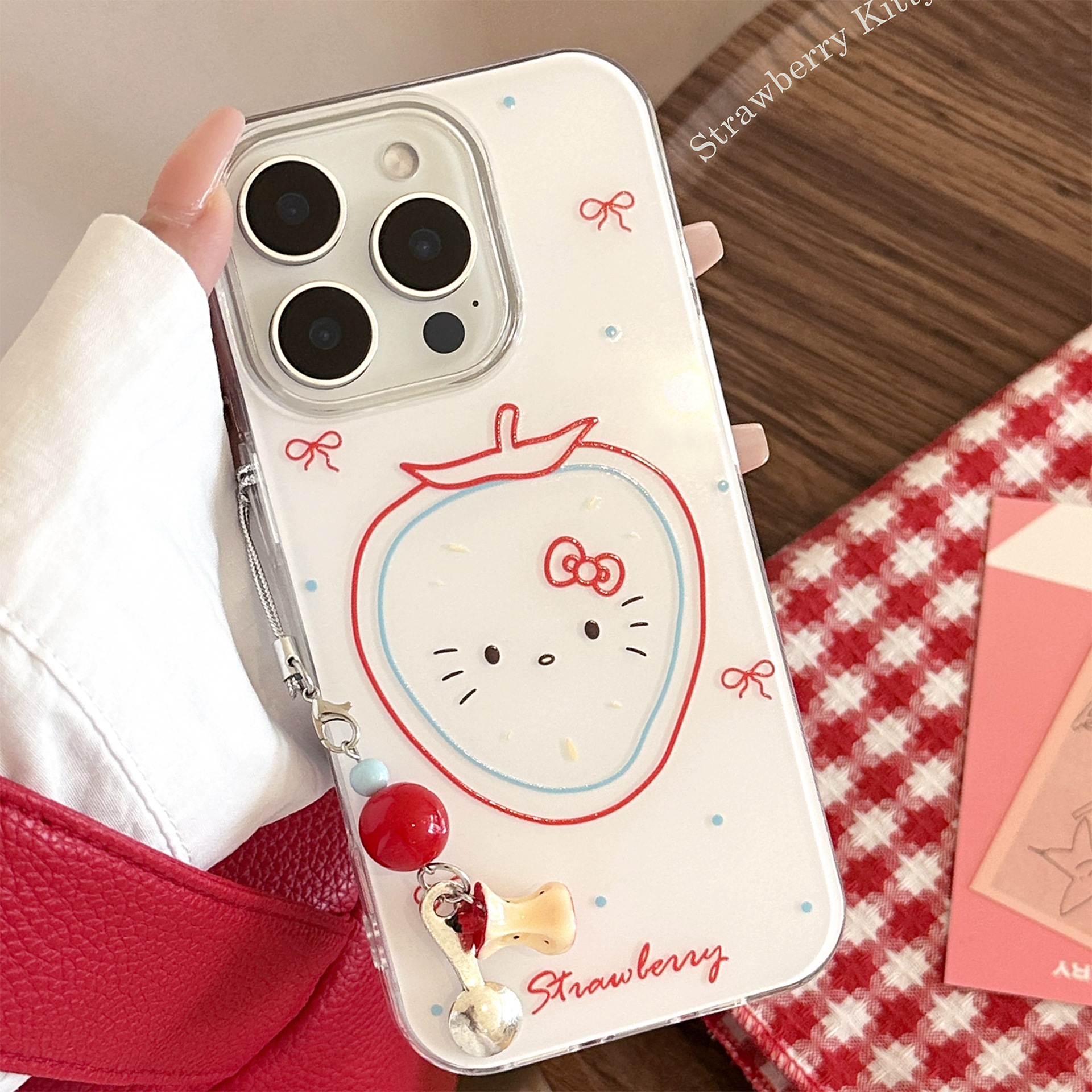 可爱草莓猫咪苹果16手机壳适用17pro max挂件iphone13硬14韩系IMD