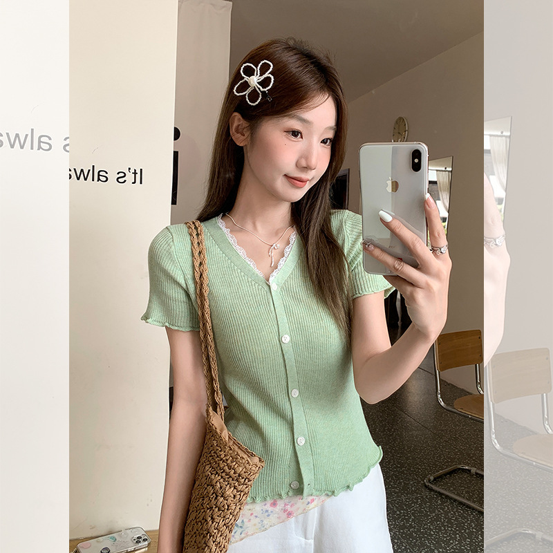 甜美时尚别致木耳边V领蕾丝纽扣拼接设计感夏针织短袖开衫女上衣