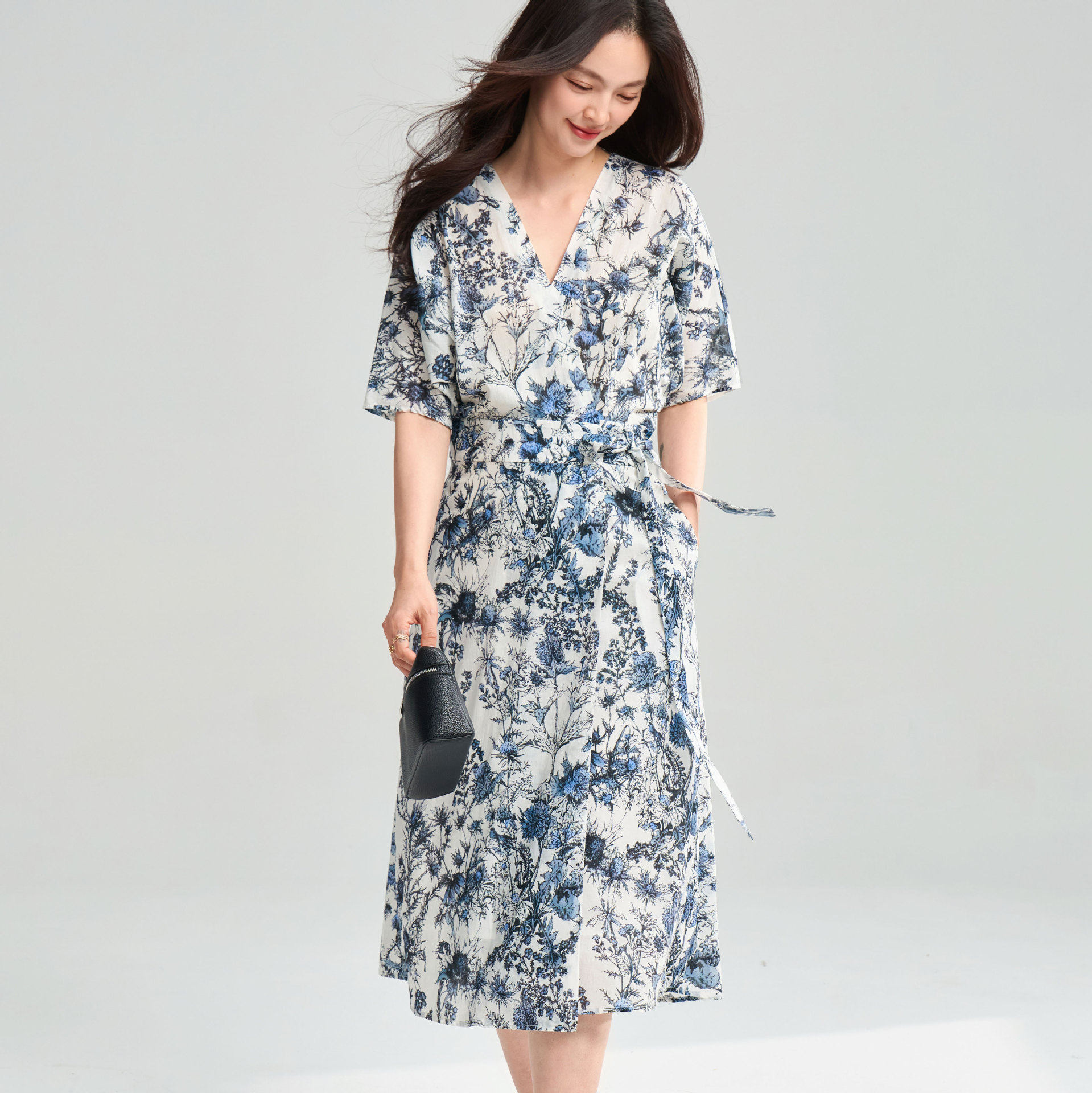 26春夏诗意水墨青花瓷蓝色印花茶歇裙收腰一片式围裹连衣裙