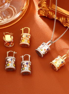 版本包包四叶草吊坠耳钉级感时尚小众气质锁骨链小香风耳扣潮