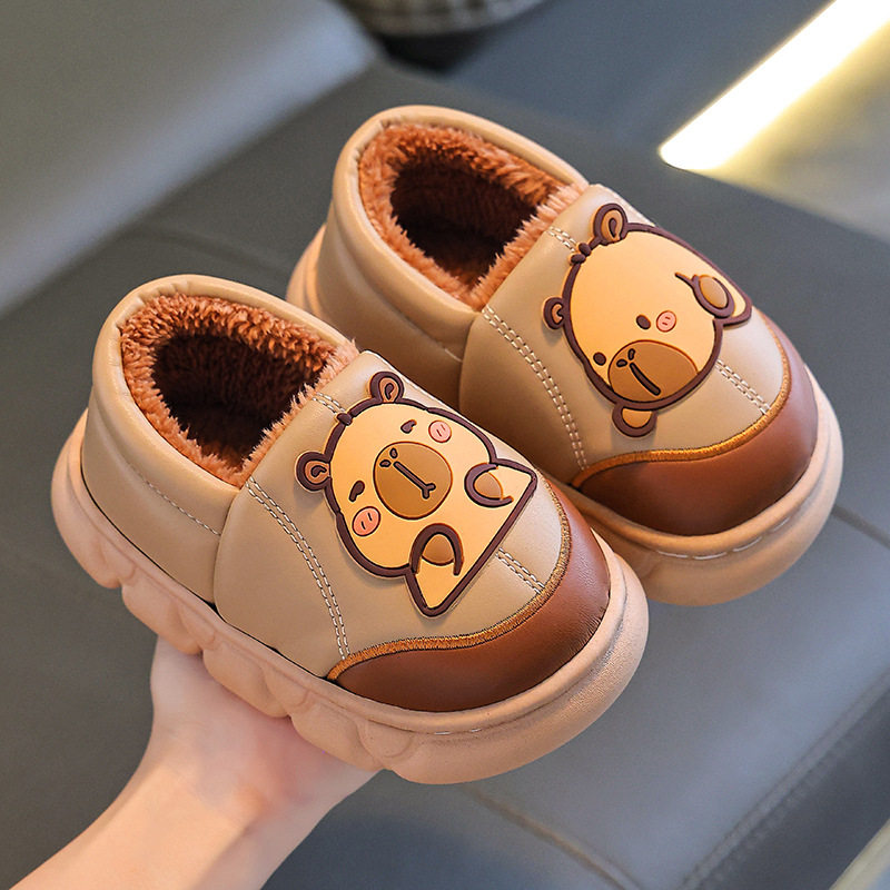 卡皮巴拉儿童包跟棉鞋男女童PU防水保暖加绒居家中大童小孩棉拖鞋