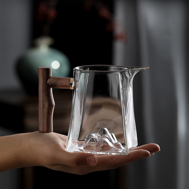 四方玻璃公道杯实木把手鹰嘴设计