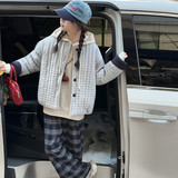 蓝色外套+米色毛衣