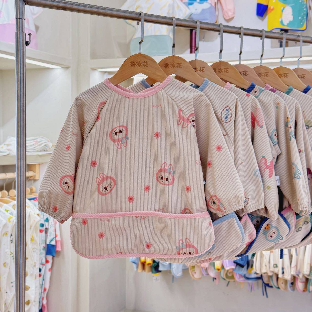 儿童防水罩衣秋冬新款长袖灯芯绒反穿衣绣花卡通套褂防脏围兜,童装/婴儿装/亲子装,反穿衣/罩衣,淘宝优惠券,粉丝福利购,淘宝优惠卷