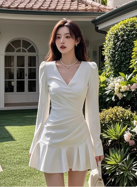 TZ4432白色连衣裙秋装新款收腰显瘦气质V领设计压褶长袖褶皱短裙