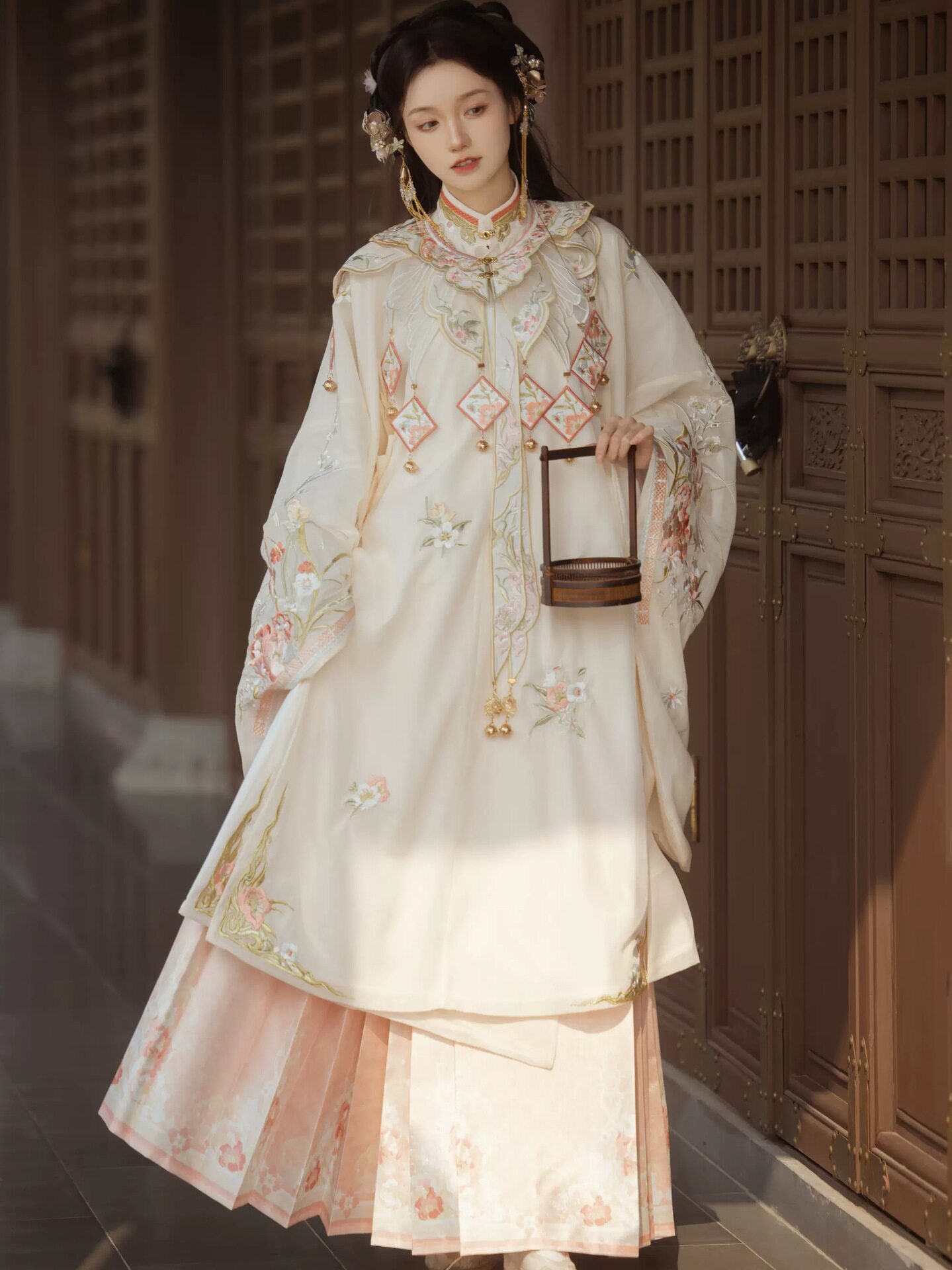 新品汉服女明制马面裙重工刺绣云肩立领衫春款
