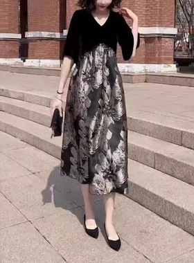 24153大爱美依缘2026春夏新款时尚V领五分袖拼接印花遮肉连衣裙女