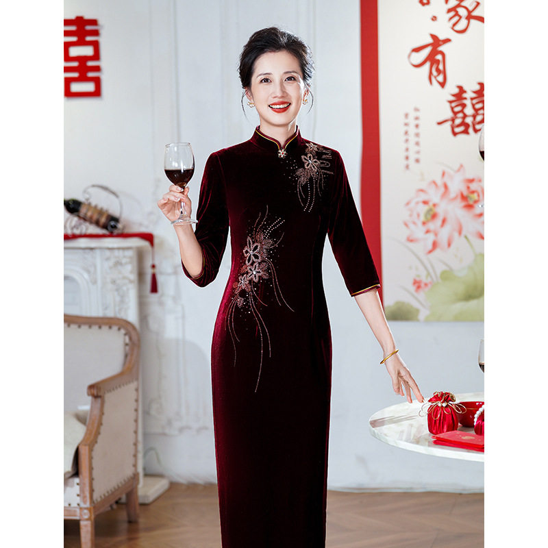 婚礼喜婆婆妈妈装婚宴礼服2024新款红色旗袍端丝绒结婚喜服贵