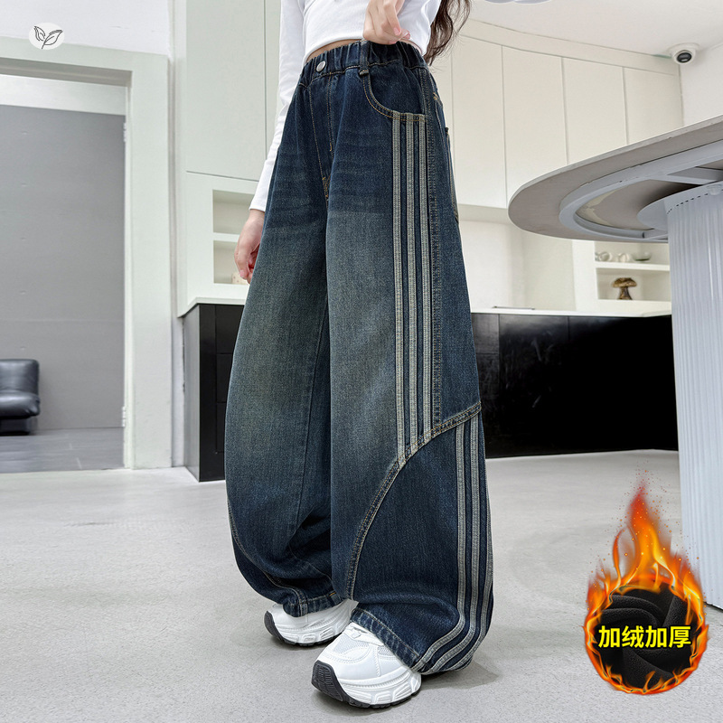 女童牛仔裤加绒2025年秋冬新款中大童复古拉条弯刀裤休闲阔腿长裤，童装裤子，祺儿童装