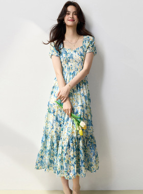 26春夏款茶歇法式蓝色小雏菊碎花连衣裙方领泡泡袖收腰长裙