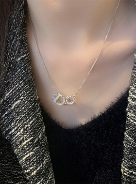 轻奢通勤~镶钻字母项链小众设计感锁骨链女级感配饰2023年新款