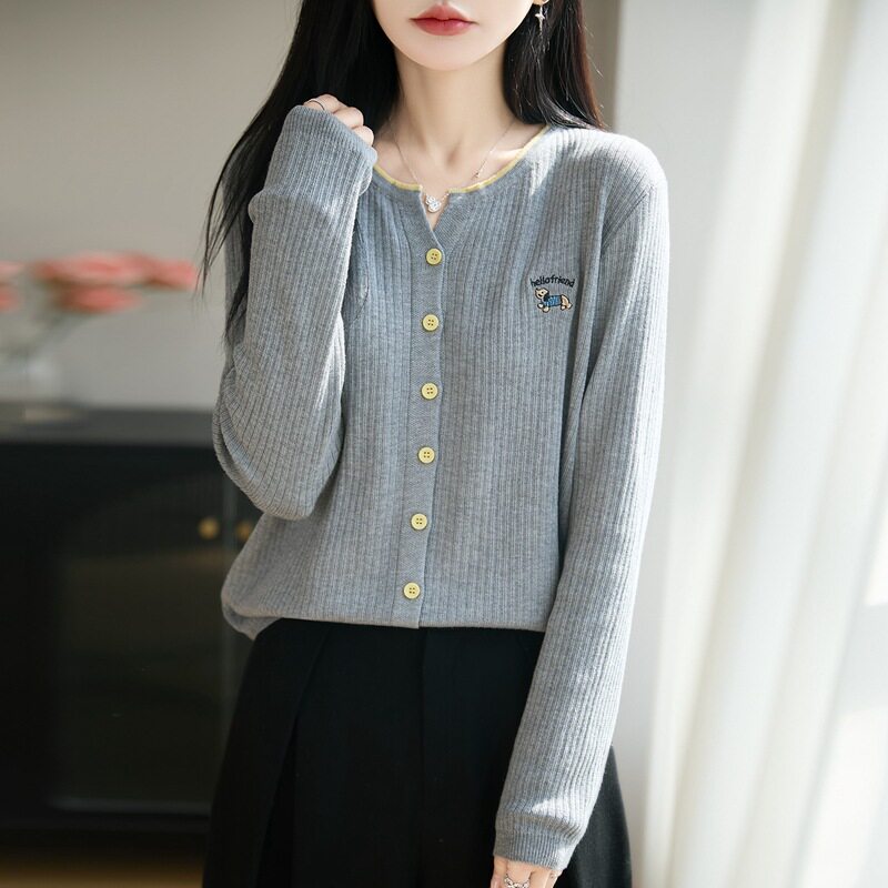 2026年春夏新款精纺羊毛针织开衫女拼色刺绣宽松长袖上衣