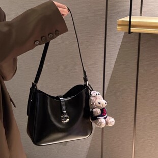 2026新款 油蜡皮水桶包小众设计百搭腋下肩包纯色百搭斜跨包 时尚