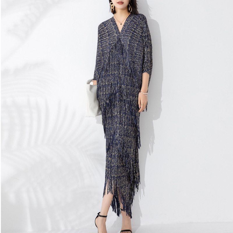 高端褶皱气质连衣裙25秋新V字领流苏蝙蝠袖烫金大码名媛包臀长裙