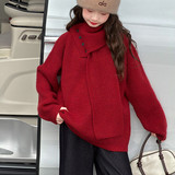 红色围巾毛衣+竖条纹脚口牛仔裤