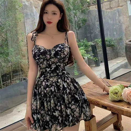 印花收腰显瘦复古碎花吊带连衣裙