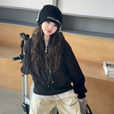 黑色上衣+米白色裤子