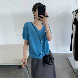 新款 嘟哦 女2025夏季 简约短袖 V领显瘦纯色薄上衣好看 系扣针织衫