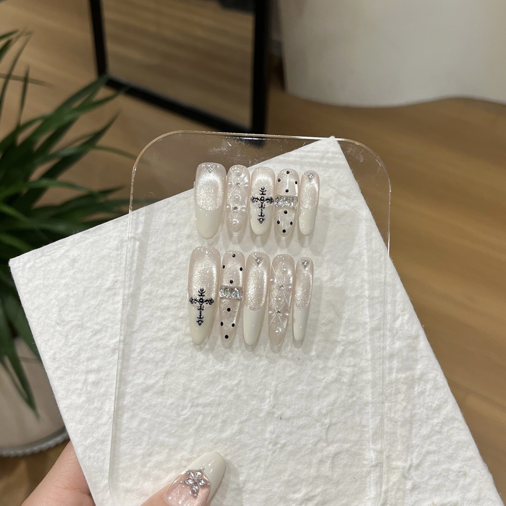 【白色契约】甜酷风爆闪白月光猫眼立体克罗心贴钻穿戴甲