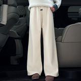 米白色裤子+绿色毛衣