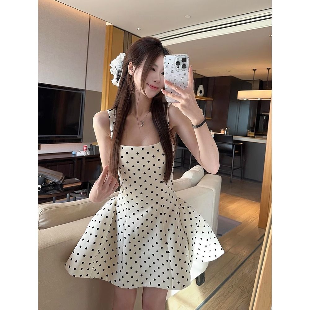 波点绑带连衣裙女2025春季级感甜辣露背收腰显瘦蓬蓬吊带短裙潮