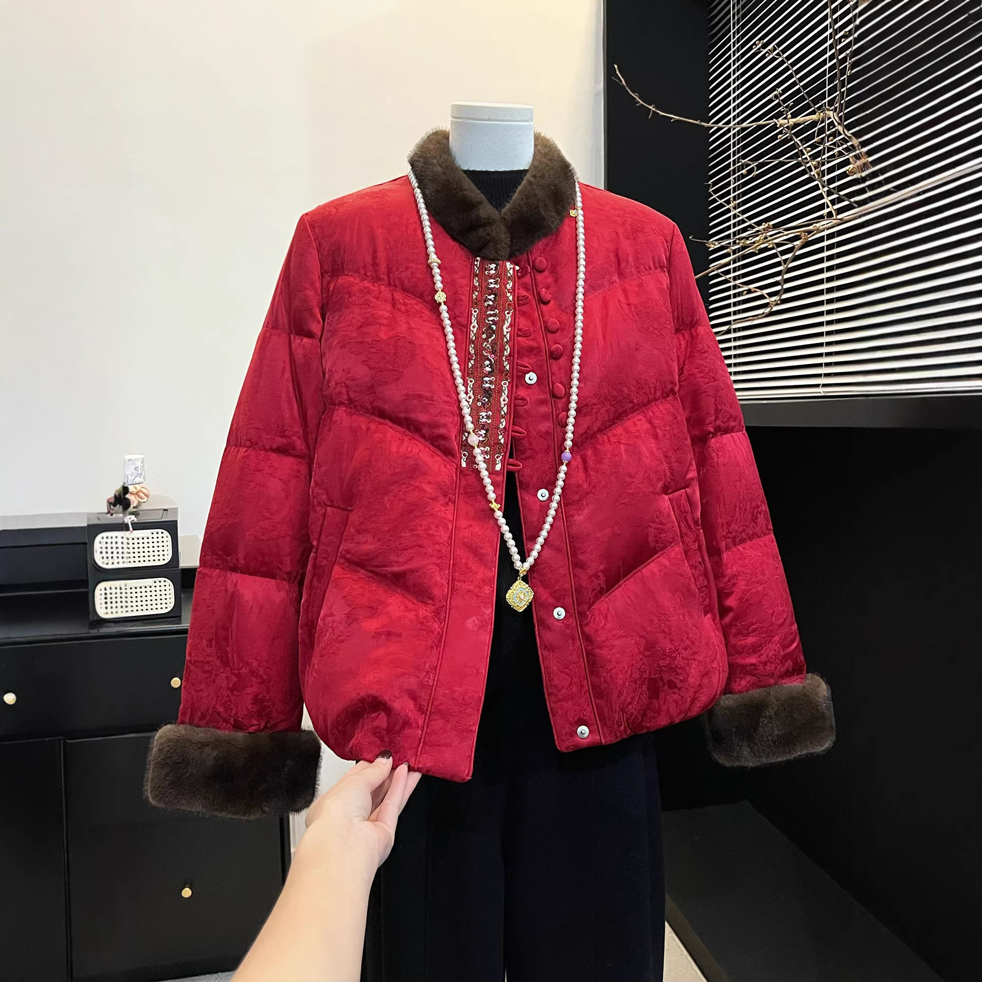 妈妈红色羽绒服冬季2025新款中老年人秋冬喜婆婆白鸭绒棉袄外套女