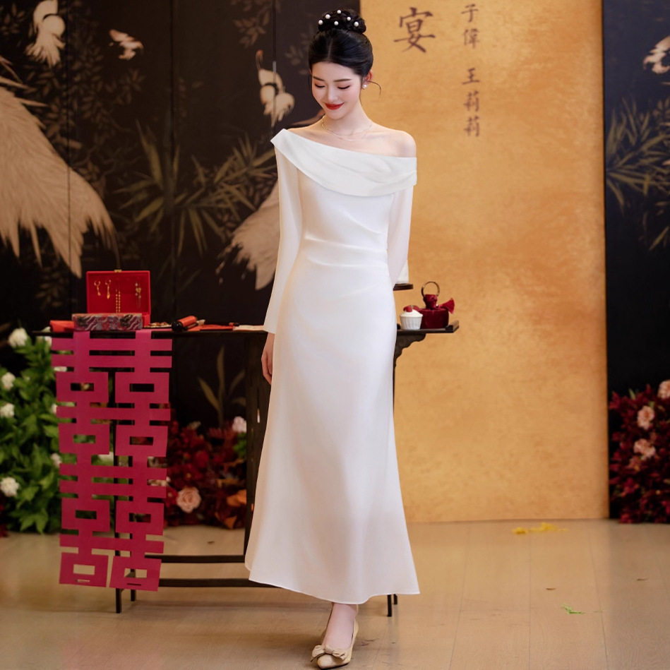 长袖一字肩斜肩白色订婚礼服日常可穿连衣裙旅拍轻婚纱领证小白裙