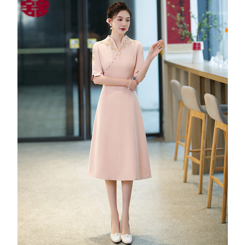 喜婆婆婚宴装小个子妈妈装旗袍2026冬季新款贵参加婚礼粉色礼服裙